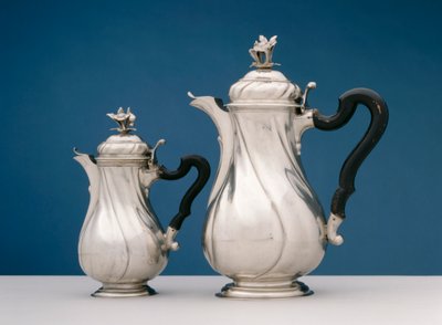 زوج من أقداح الشاي ، c.1780 (فضي وأبنوس) بواسطة إسحاق بوكير